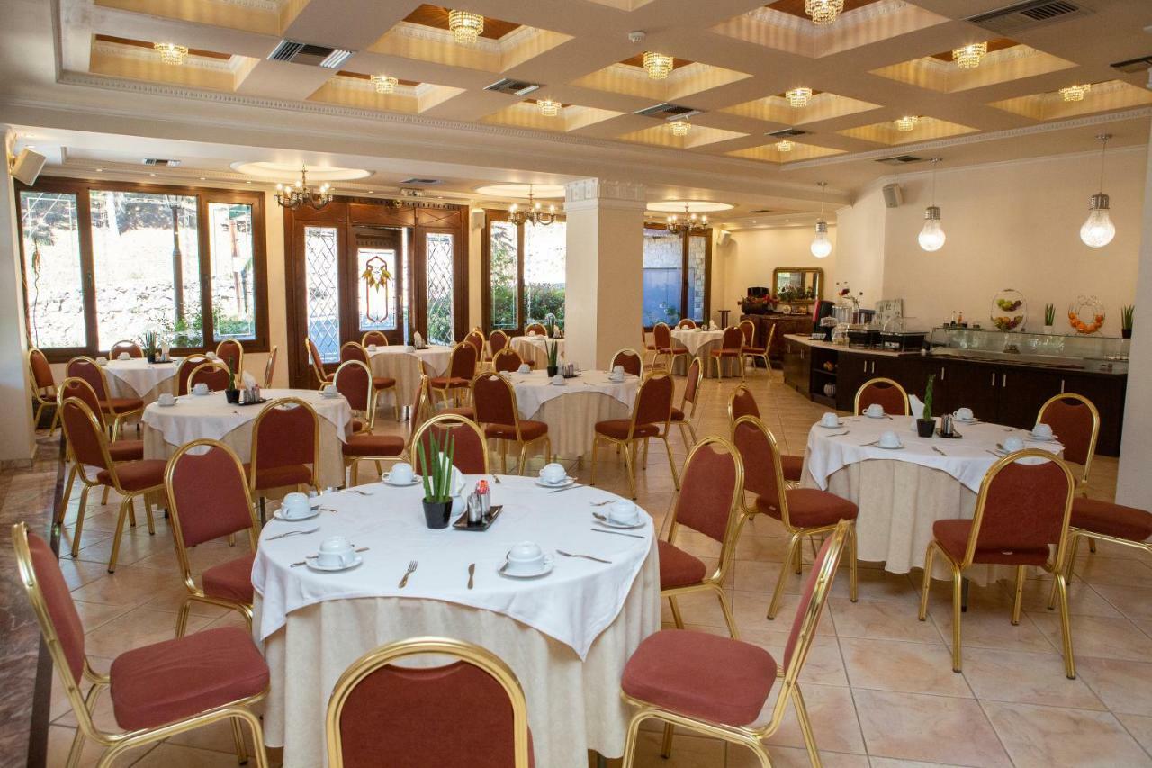 Hotel Pella Джаница Екстериор снимка